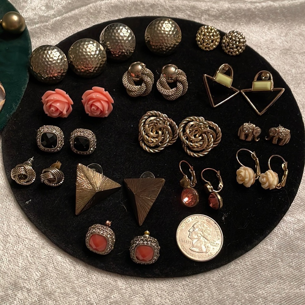 17 Assorted pairs of earrings.